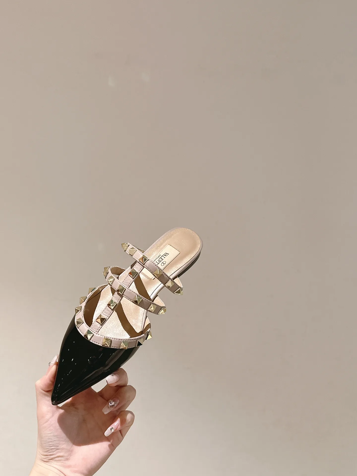 👟👟Ex-factory price 520👟👟 Women's shoes Women's clothing Women's shoes Women's clothing Women's shoes Women's clothing | ²⁰²4 𝐬𝐬 🤍🤎 Versatile series for all seasons! Is your shoe cabinet missing a pair? [Proud] Purchasing agent level! 🔥 The entire VALENTINO series is produced by Taiwan-funded factories! Getting in and out of the counter is stress-free! ROCKSTUD Valentino studded patent leather ballet flats ONE STUD retro craft pyramid large rivet buckle flats/high heels Smooth shoe lines and awesome version Comfortable upper foot. Increases height. Looks slimmer. Elongates leg lines. Imported mirrored calfskin/cow patent leather/high-density silk material Lambskin lining Italian high-density leather outsole Size35-39 (40/41/42 can be customized) Heel height: flat/4.5cm/ Counter synchronized gift box 💝 packaging!